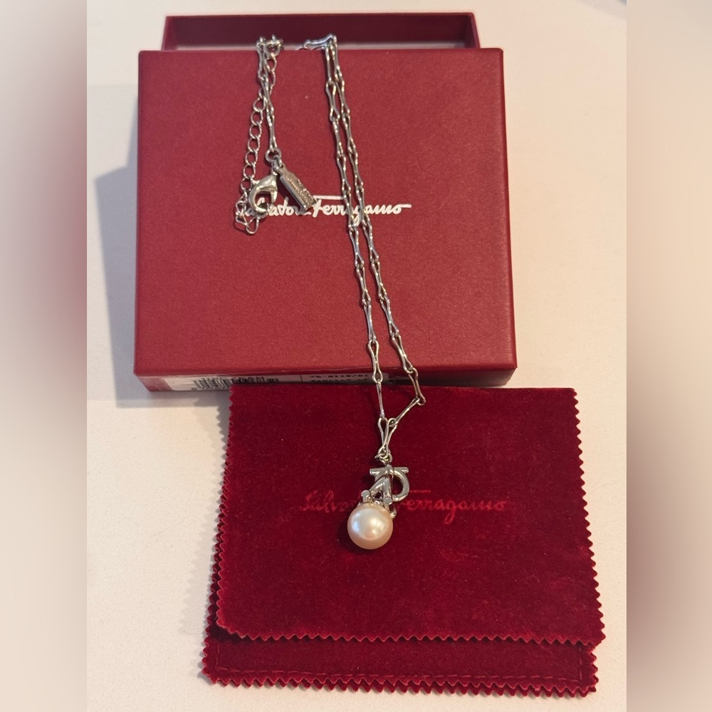 Genuine Salvatore Ferragamo Drop Pearl Pendant Necklace Made In Italy Silvertone